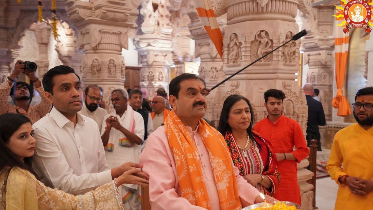 गौतम अडानी ने हनुमान जयंती पर श्रीराम मंदिर में दर्शन किए, परिवार के साथ पहुंचे