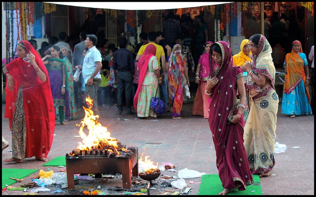 आपण प्रदक्षिणा का करतो
